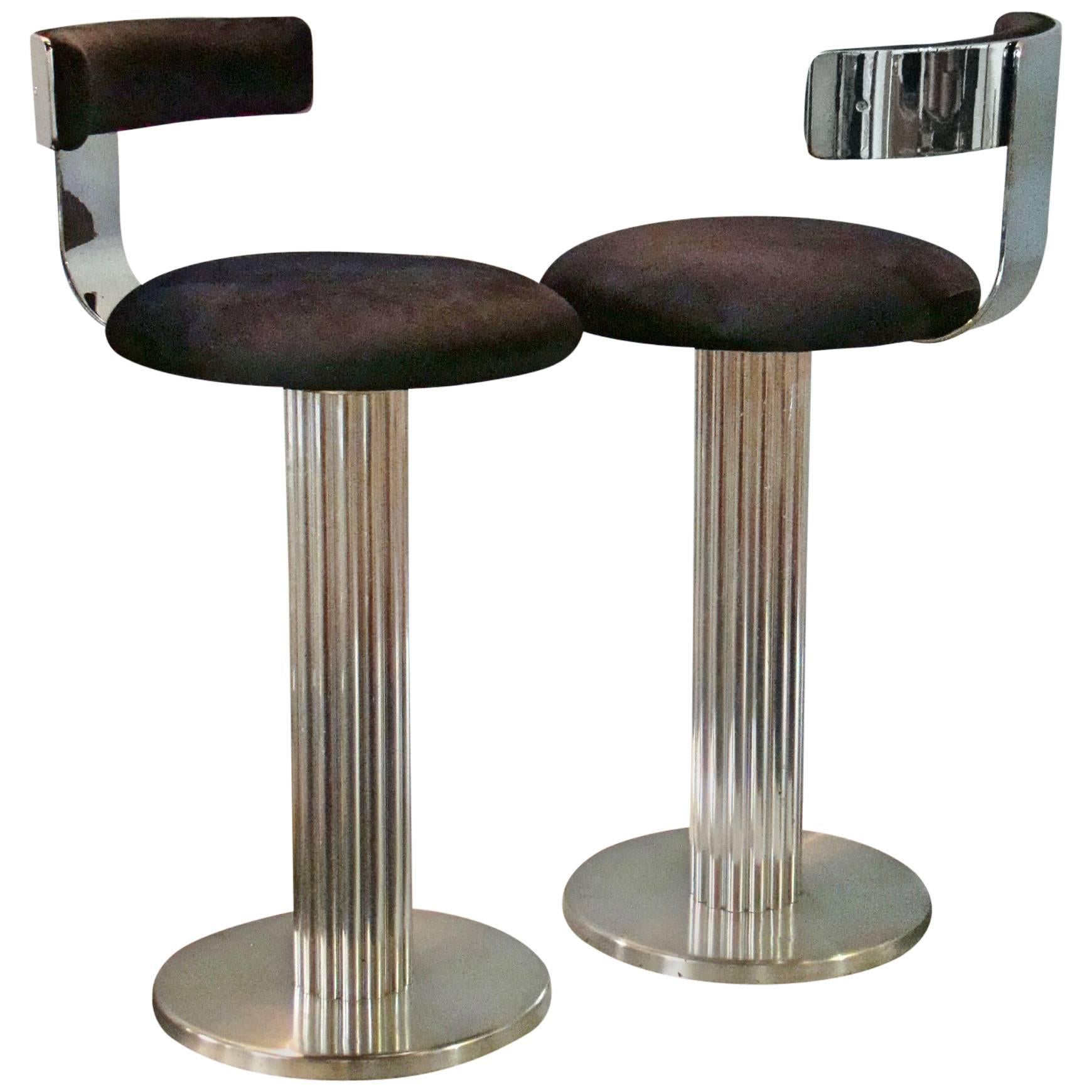Modernist Pair of Chrome Steel Art Deco Style Swiveling Barstools For Sale