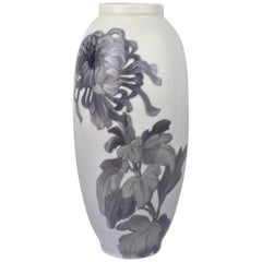 Jarrón de porcelana Royal Copenhagen de principios del siglo XX con un gran crisantemo