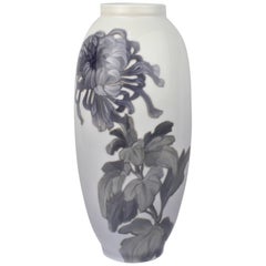 Vase en porcelaine Royal Copenhagen du début du 20e siècle avec un grand chrysanthème