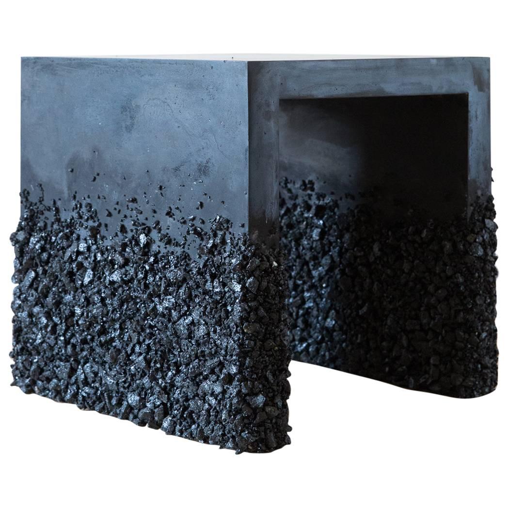 Table d'appoint faite à la main en tourmaline noire et plâtre noir, par Samuel Amoia en vente