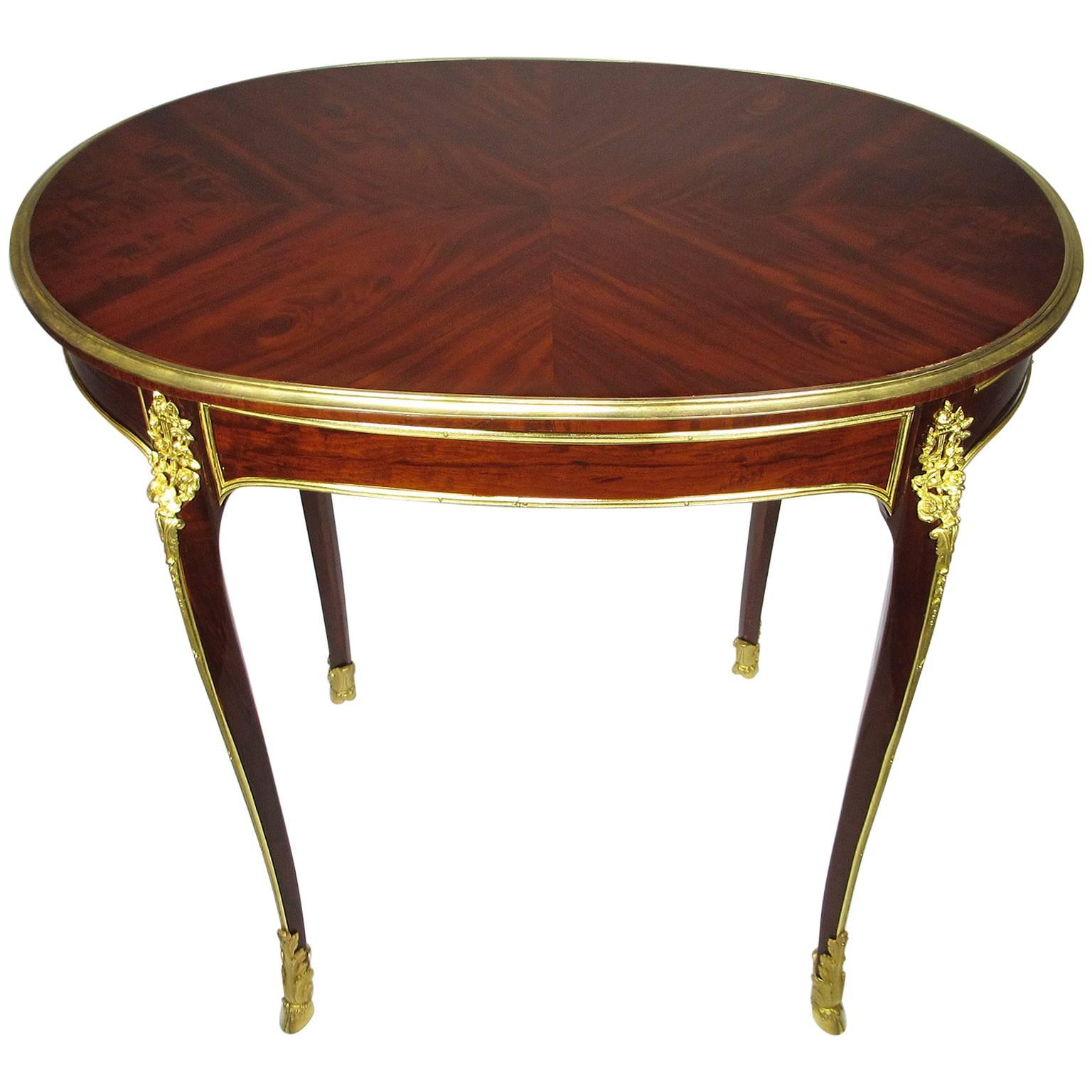 Table française de style Louis XV du 19e-20e siècle en acajou avec ornementation en bronze doré attribuée à Linke