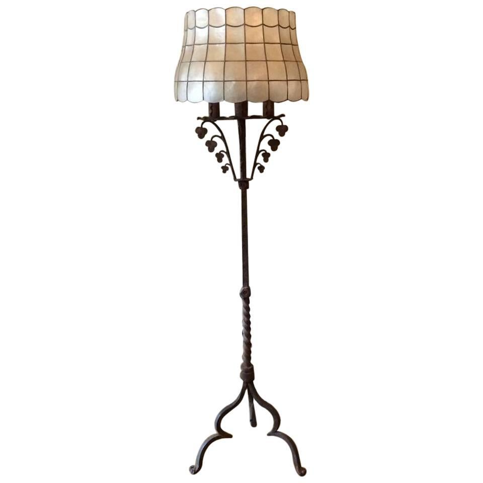 Lampada da terra gotica in ferro battuto dei primi del Novecento nello stile di Samuel Yellin