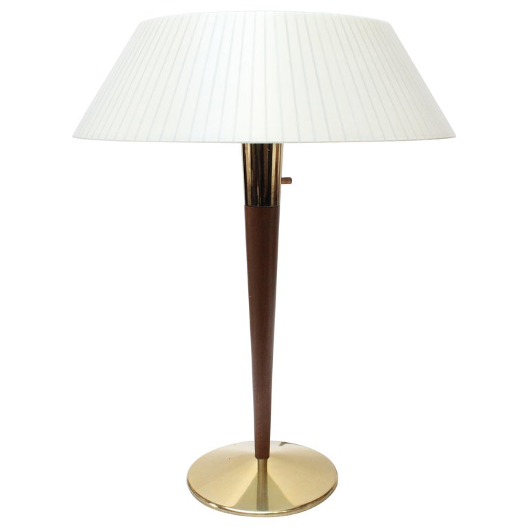 Gerald Thurston for Lightolier Walnut and Brass Table Lamp For Sale