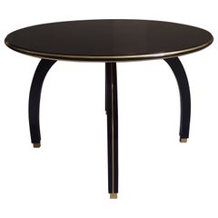 Grande table d'appoint ronde en verre noir dans le style de Jindrich Halabala