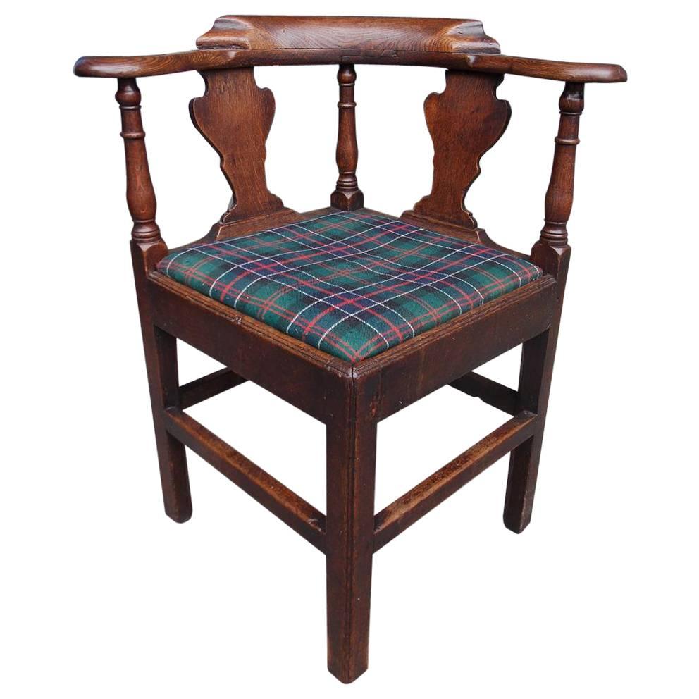 English Chippendale Oak Splat Back Outset Corner Chair, Circa 1770 For Sale