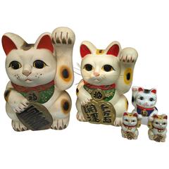 Japanische japanische Familie, fünf antike handglasierte Glücksgeld- CATS