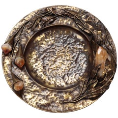 Assiette en bronze martelé signée par l'artiste avec fleurs et cristaux de quartz