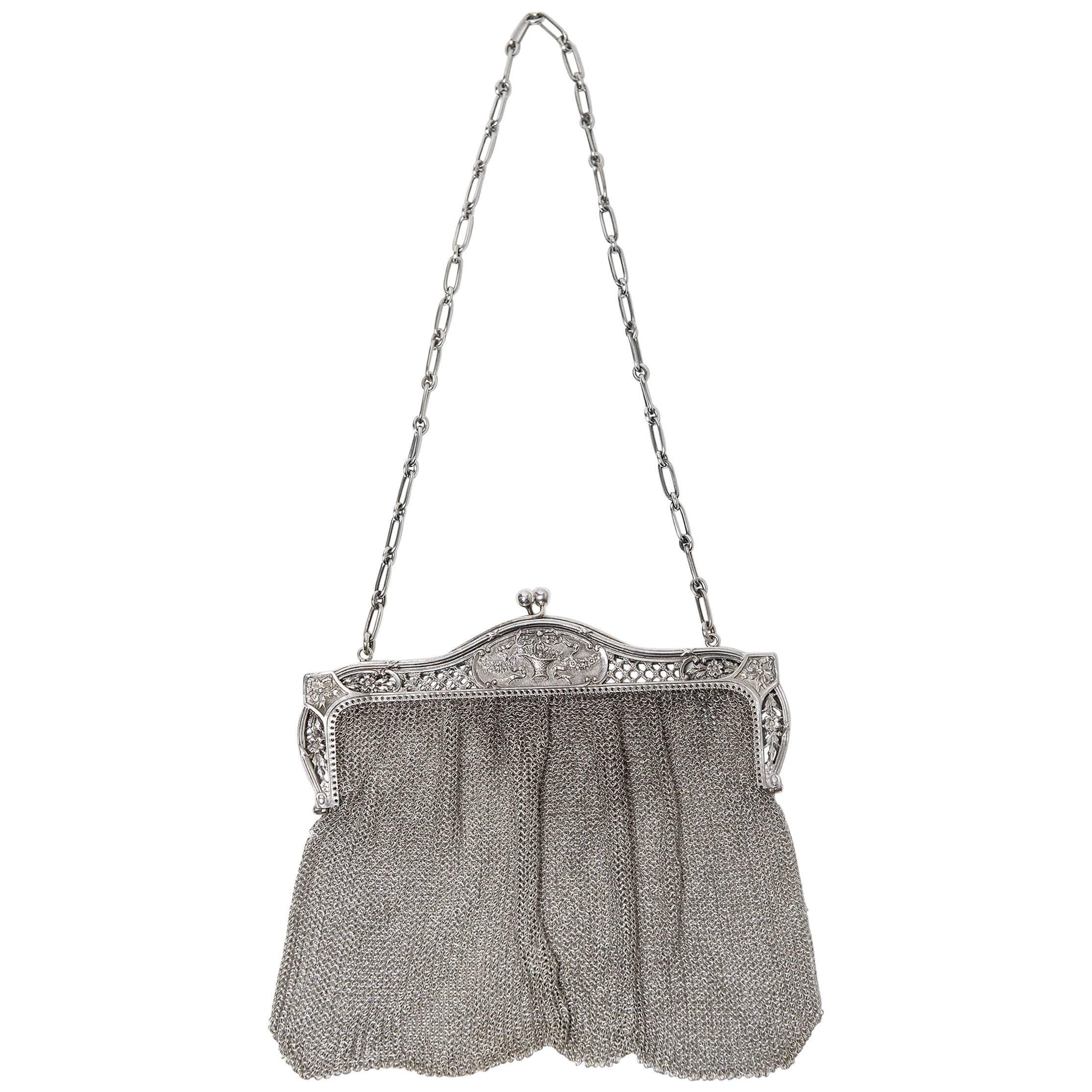 G/409 -
Antique, perfect, rare Italian  evening handbag in silver mesh. What's better for a beautiful present ?