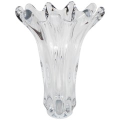 Superbe vase en cristal soufflé à la bouche du milieu du siècle dernier par Art Vannes dans un design floriforme