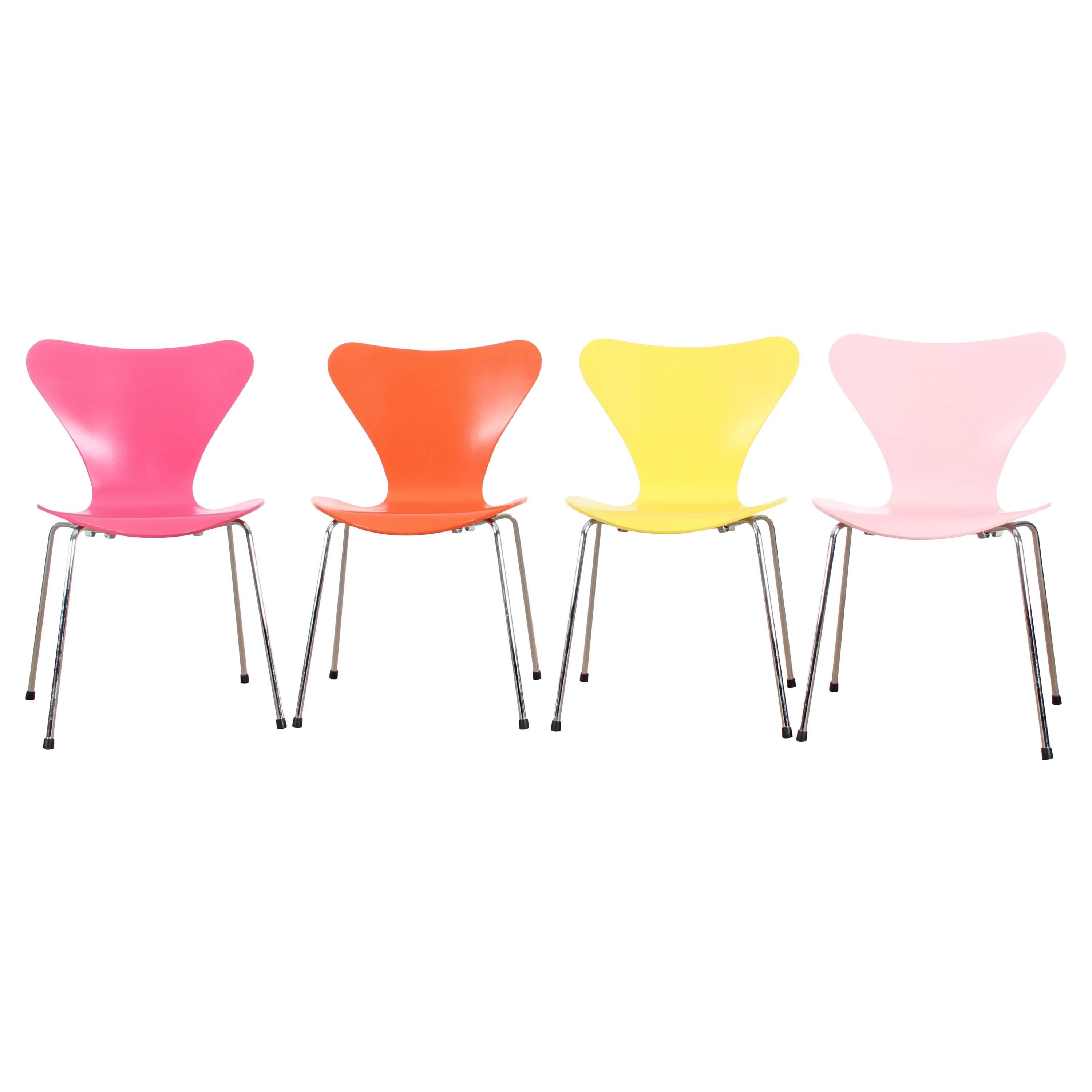 Mid-Century Modern Scandinavian Set of Four Chairs Model 7 by Arne Jacobsen