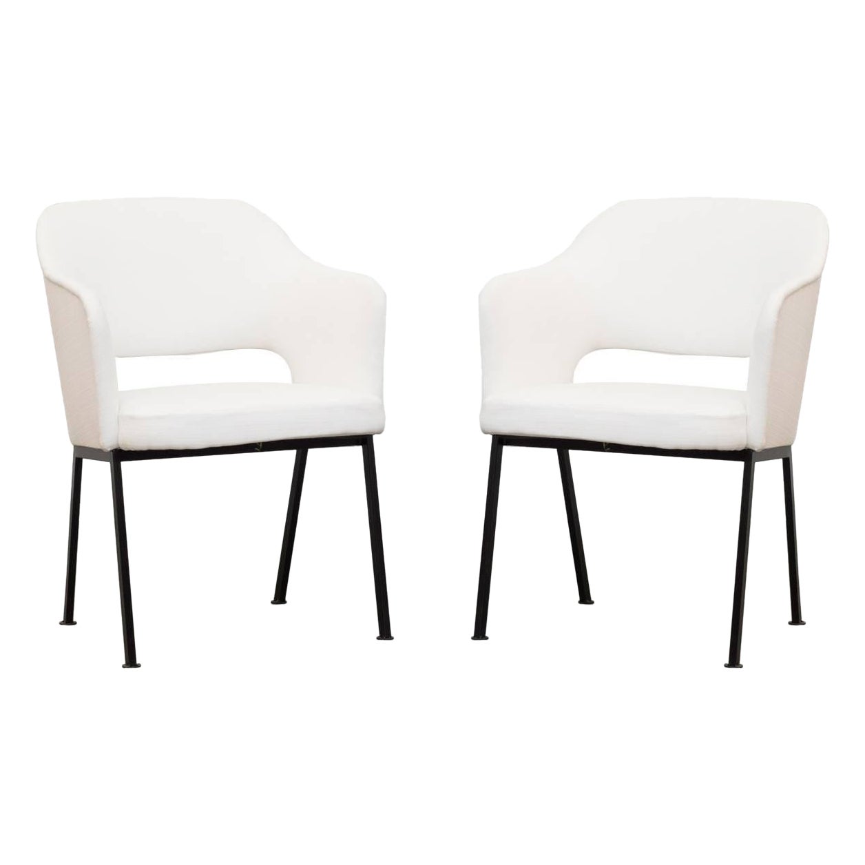 Pair of Saarinen Inspired AP Originals 1960s Armchairs in New White Upholstery For Sale