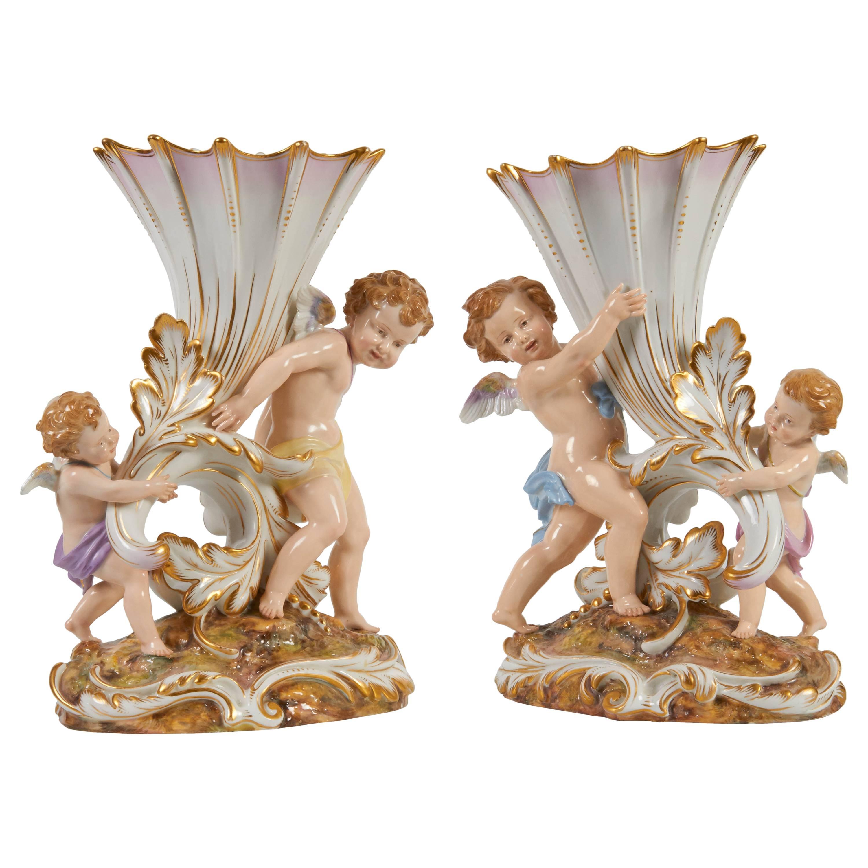 Paire de vases Meissen anciens représentant des groupes d'enfants tenant des cornes d'abondance, vers 1860 en vente