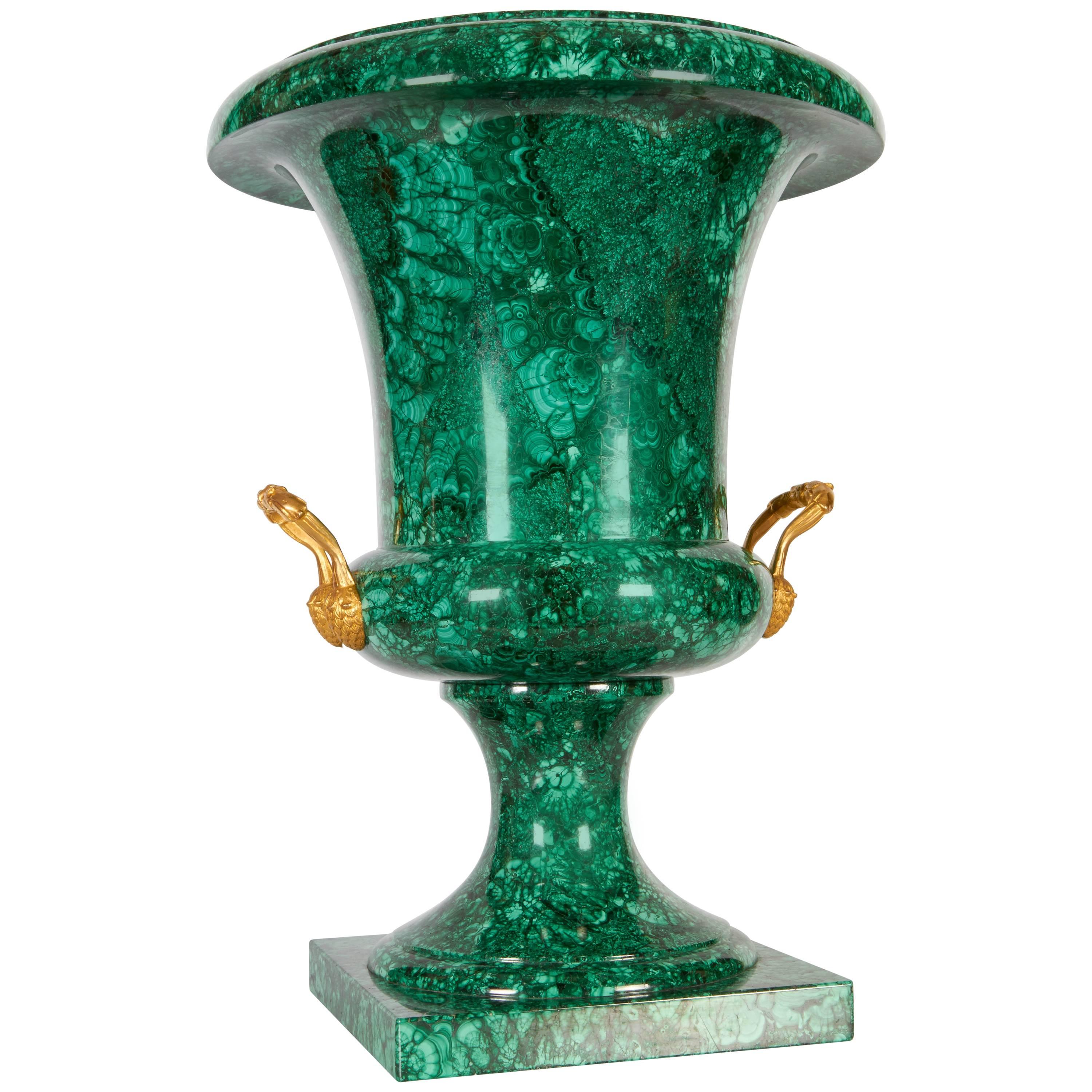 Große russische neoklassizistische Urne oder Vase aus Malachit und Goldbronze, 19. Jahrhundert