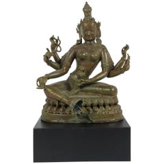 Tibetische patinierte Bronzefigur von Tara auf schwarzem Sockel aus dem 19. Jahrhundert