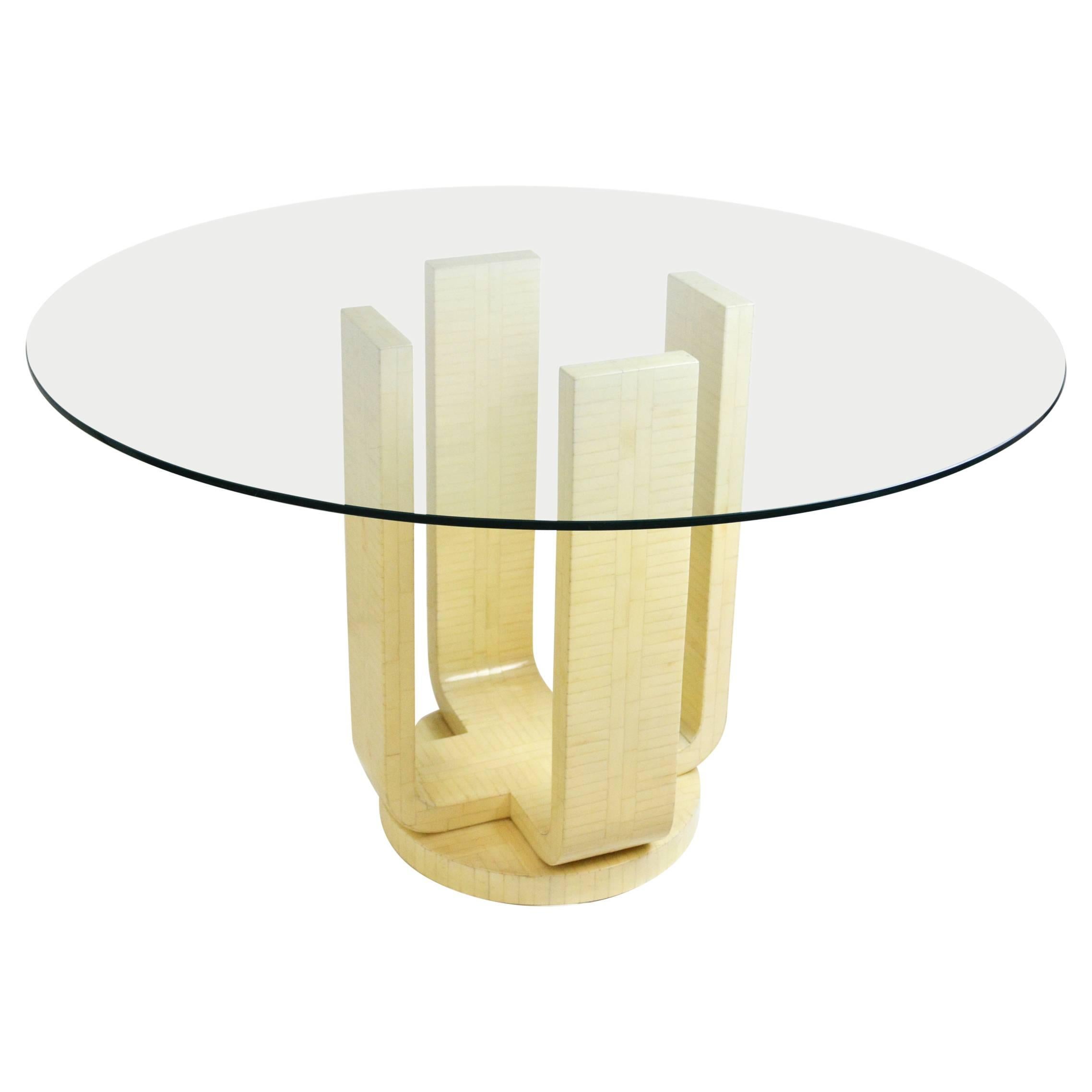 Table de salle à manger en os tessellé de style Karl Springer avec plateau en verre