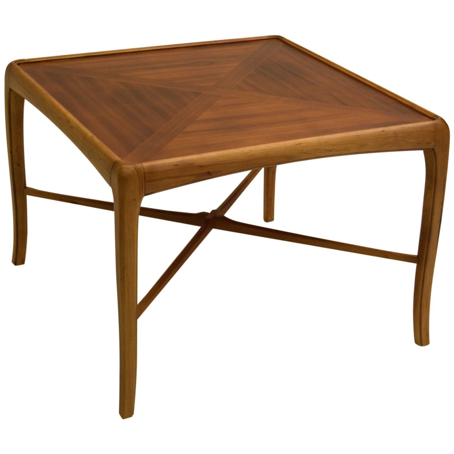 28 x 28 x 20 de hauteur. Thomasville, vers 1965.  Noyer et bois de fruitiers.
Délicate et attrayante, cette table a été produite par Thomasville en 1965 et présente des bois de noyer et de fruitier dans un design élégant.
La forme carrée présente un