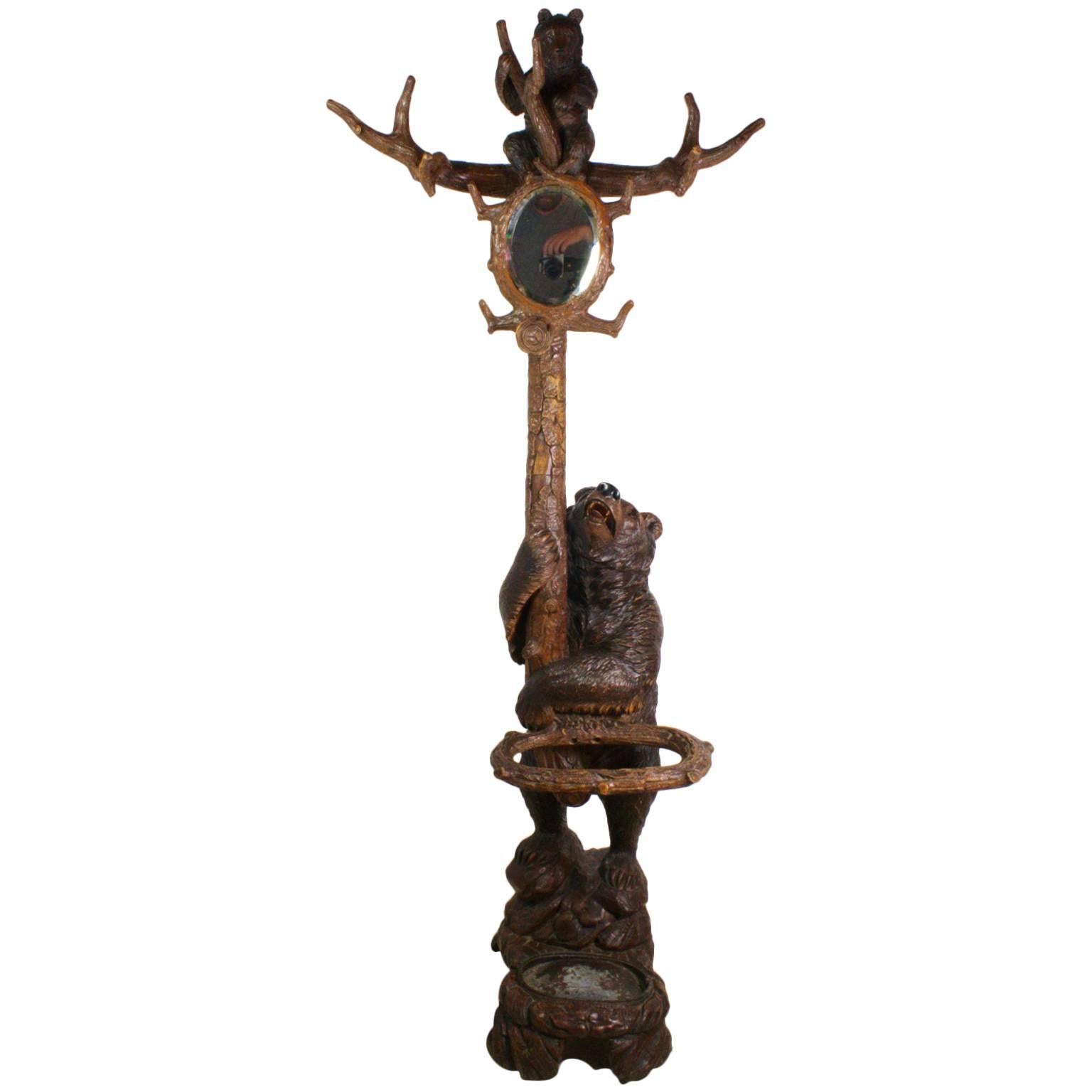 Albero da sala con orso in legno di tiglio Black Forest, 1900 circa Attribuito a Seilar-Brawant