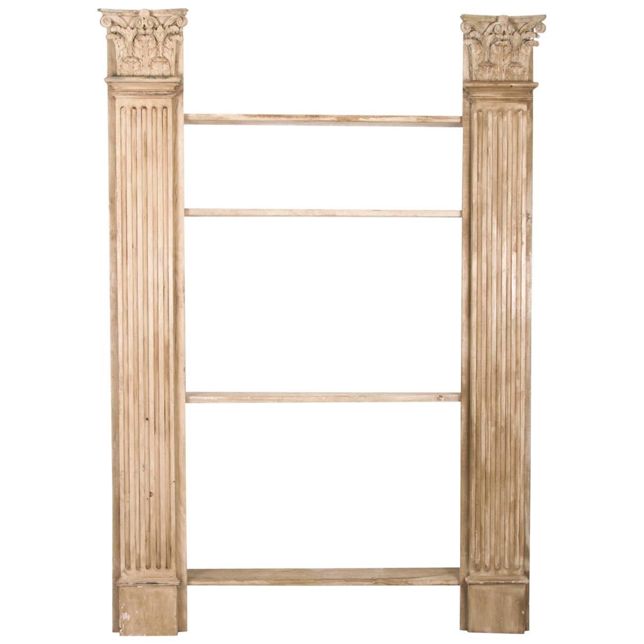 Libreria francese dipinta con colonne architettoniche