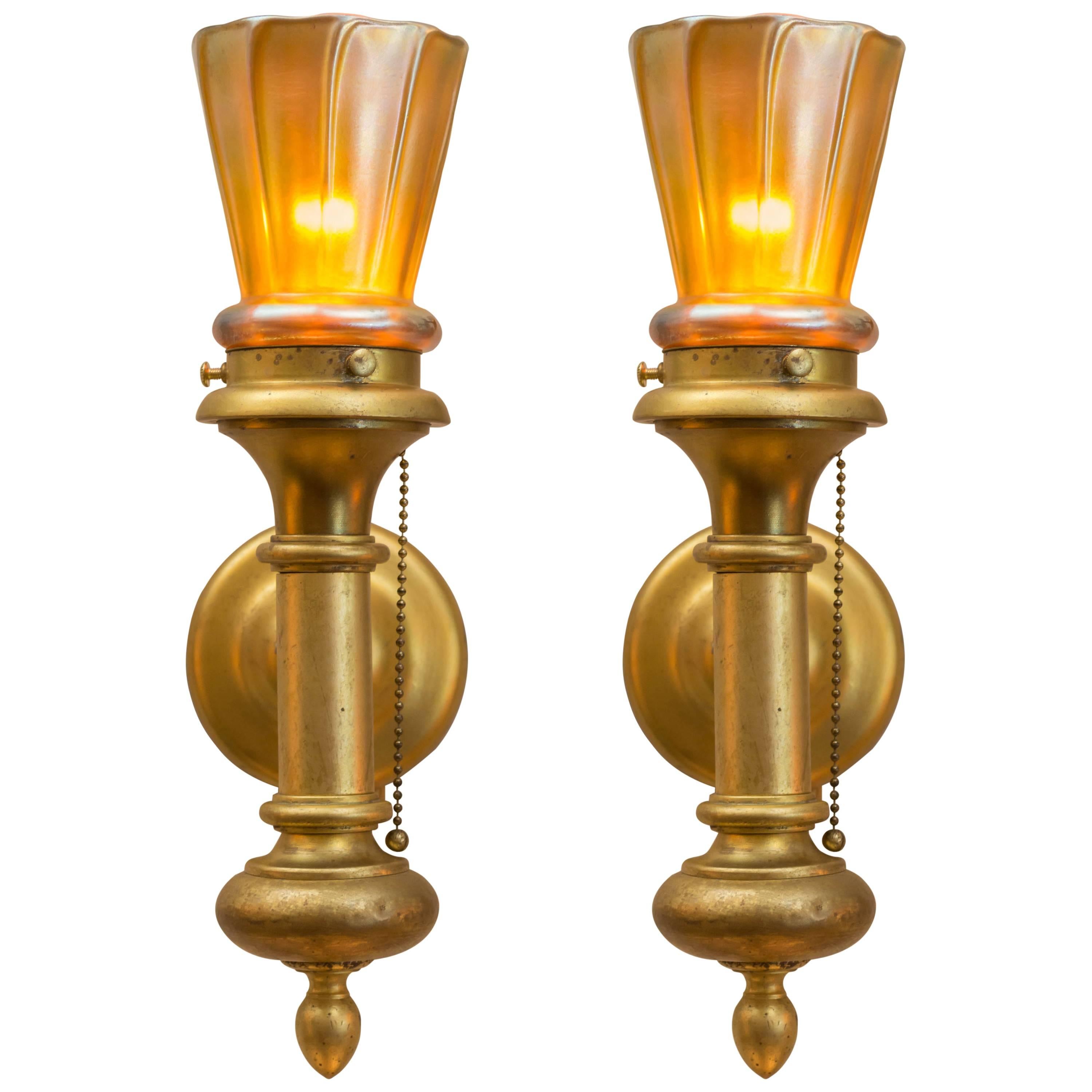 Paar Wandleuchter aus vergoldeter Bronze und Kunstglas im Angebot