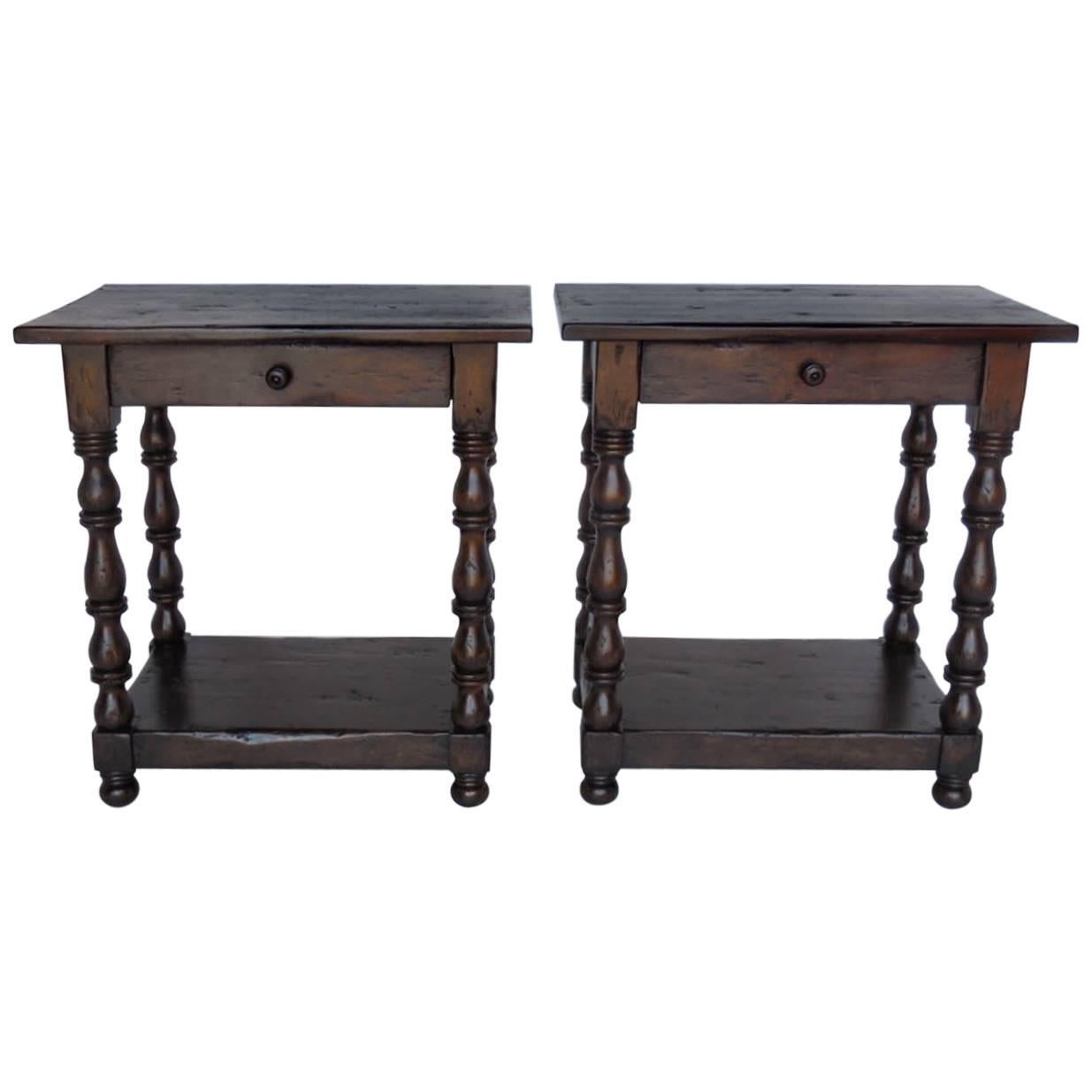Tables d'appoint / tables de chevet sur mesure de Dos Gallos avec pieds tournés, tiroir et étagère en vente