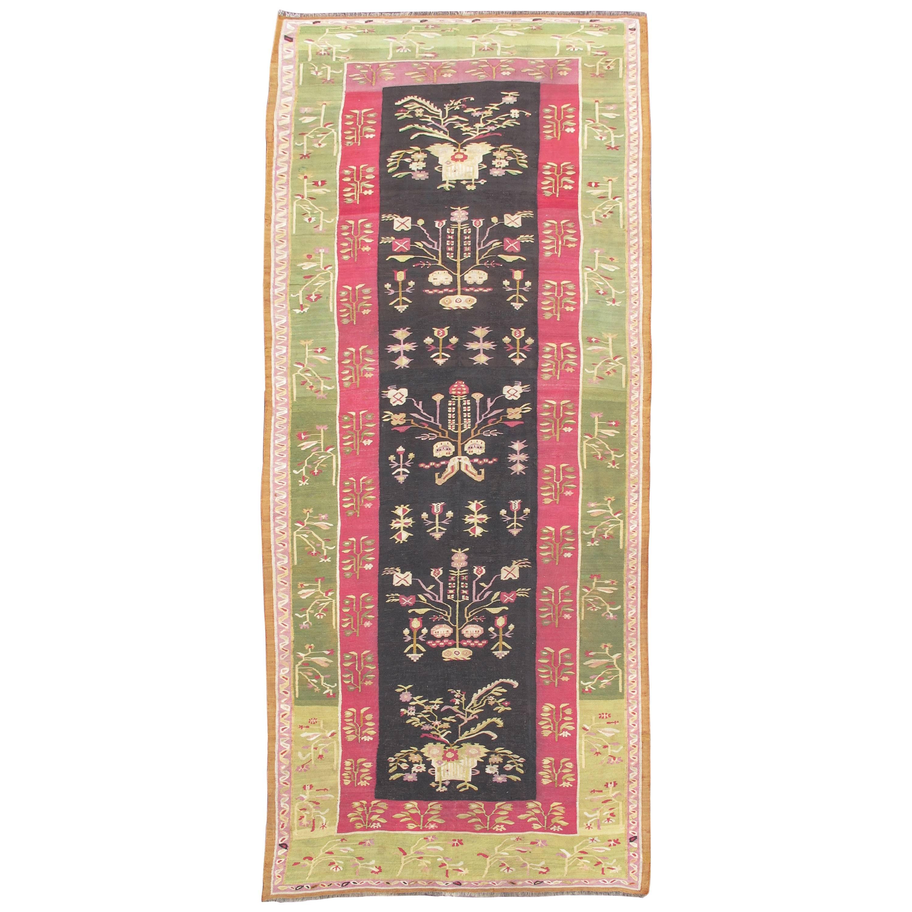 Tapis Kilim bessarabique floral exceptionnel du milieu du XIXᵉ siècle avec bordure vert clair