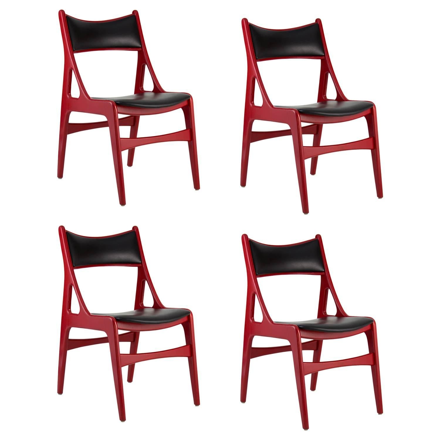 Satz von vier roten Stühlen des 20. Jahrhunderts mit schwarzer Vinylpolsterung im Angebot