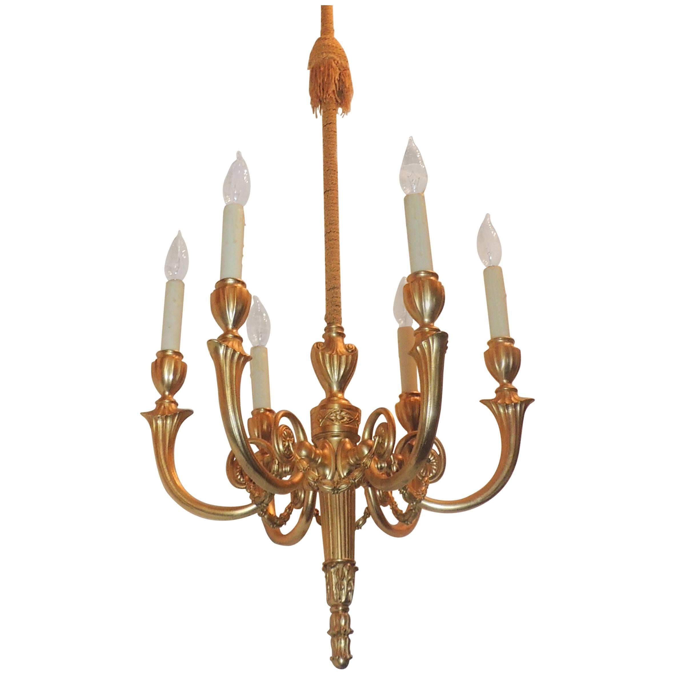 Magnifique lustre à six bras en bronze doré de style Adams avec guirlande de dragonne