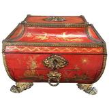 Charmante petite boîte à couture de style chinoiserie laquée rouge, XIXe siècle