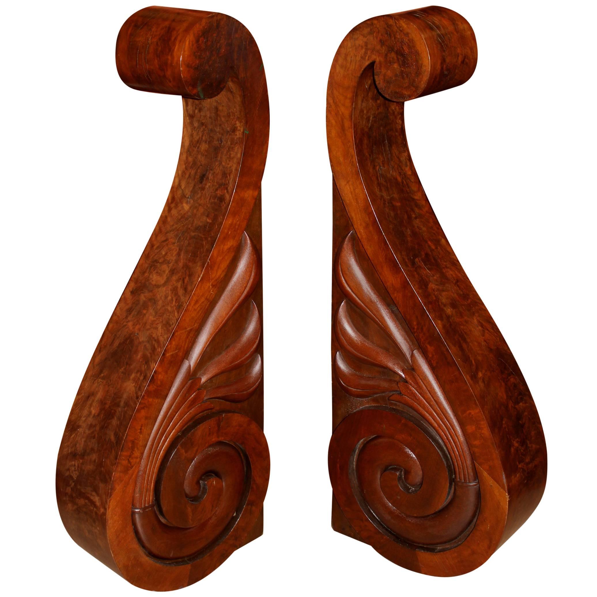 Paar große korbelförmige Holzkorbeln in Schneckenform von S.D. Willis, Fitchburg, MA