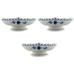 Trois bols Royal Copenhagen bleu cannelés à dentelle pleine:: bol bas sur pied