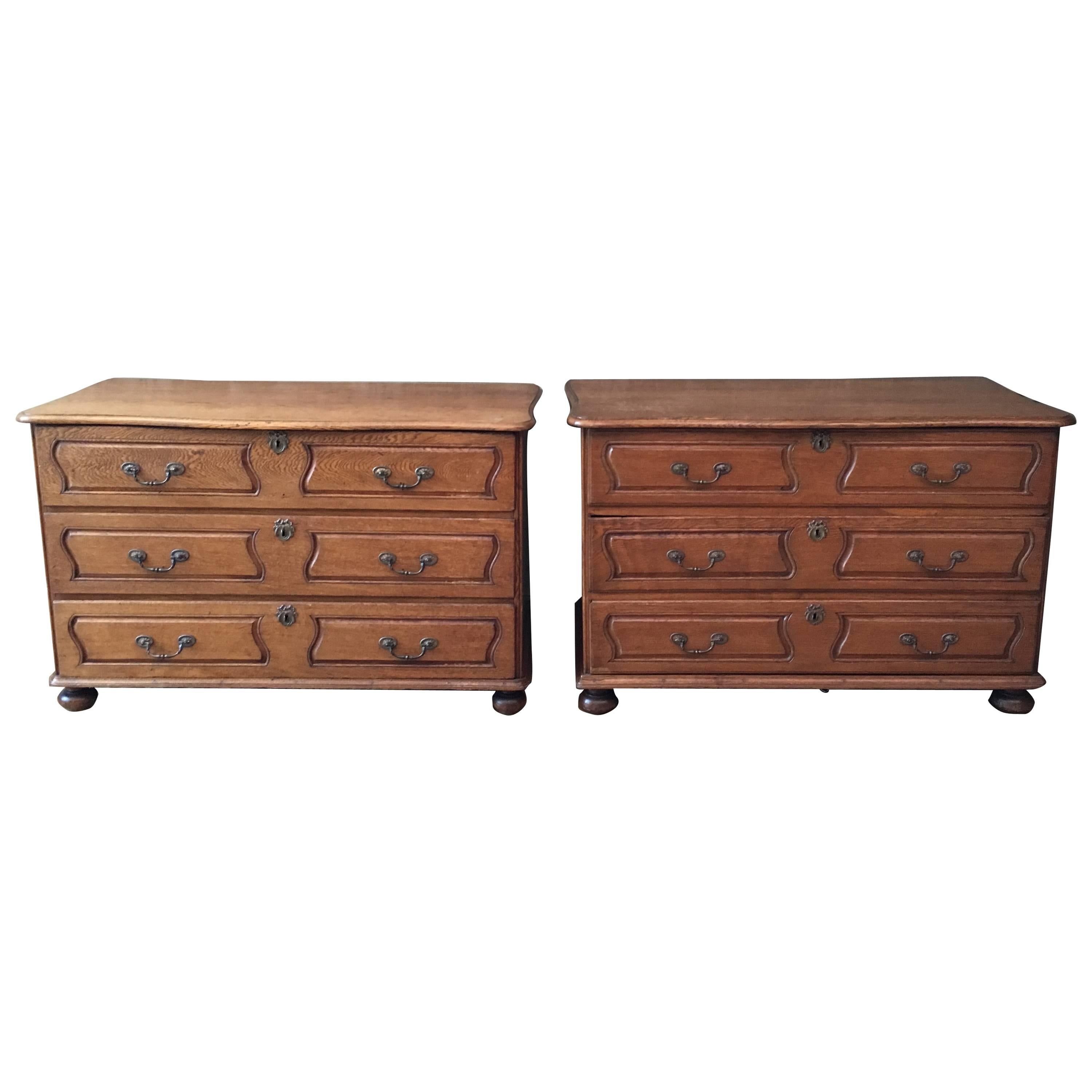 Pair of Early 18th Century Commodes For Sale