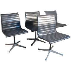 Model No EA 105, 1958, Original Charles & Ray Eames / Miller Swivel Chair 4