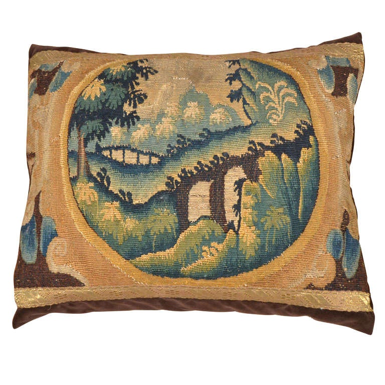 Coussin fragment de tapisserie Maison du XVIIIe siècle en vente