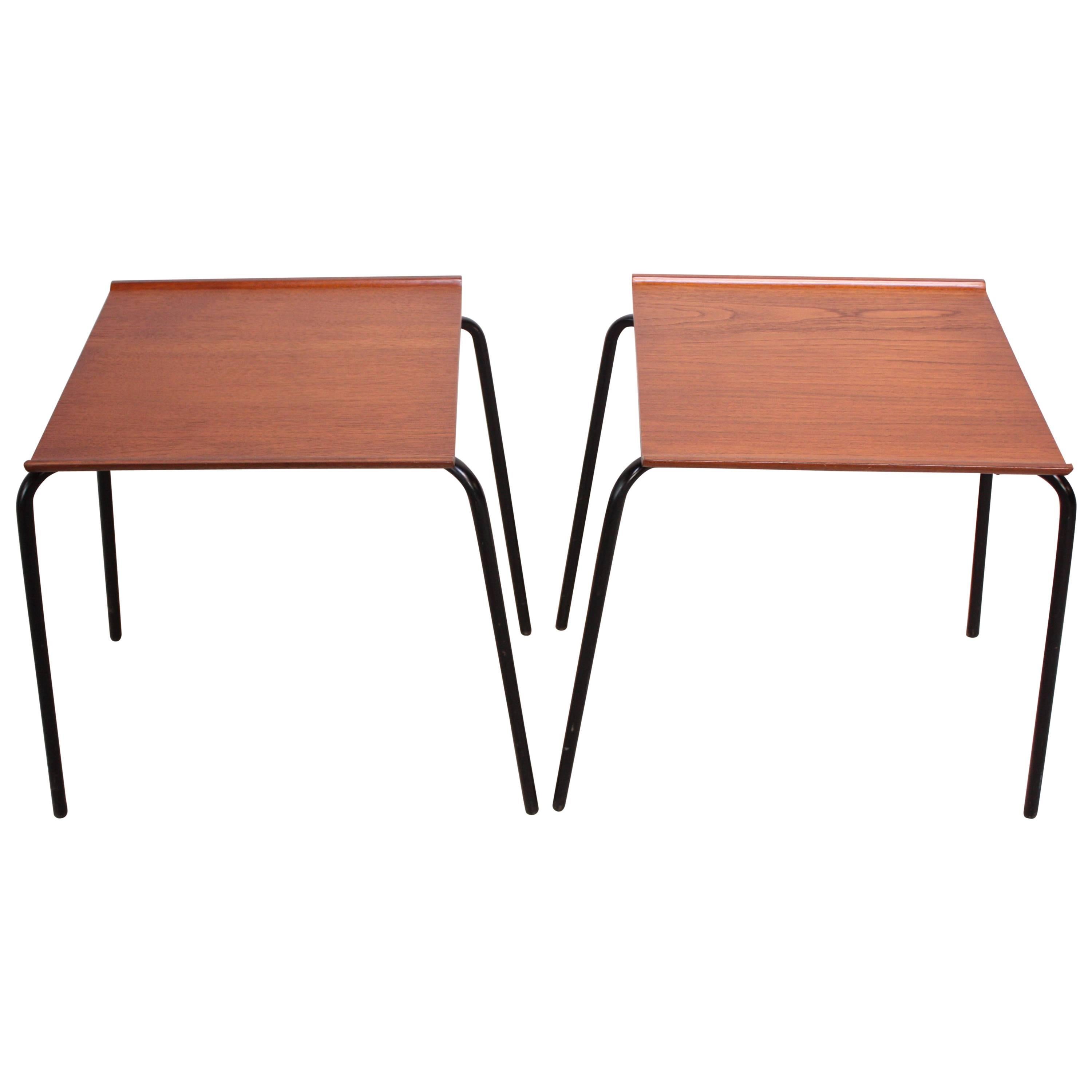 Paire de tables empilables danoises en teck et métal attribuées à Fritz Hansen en vente