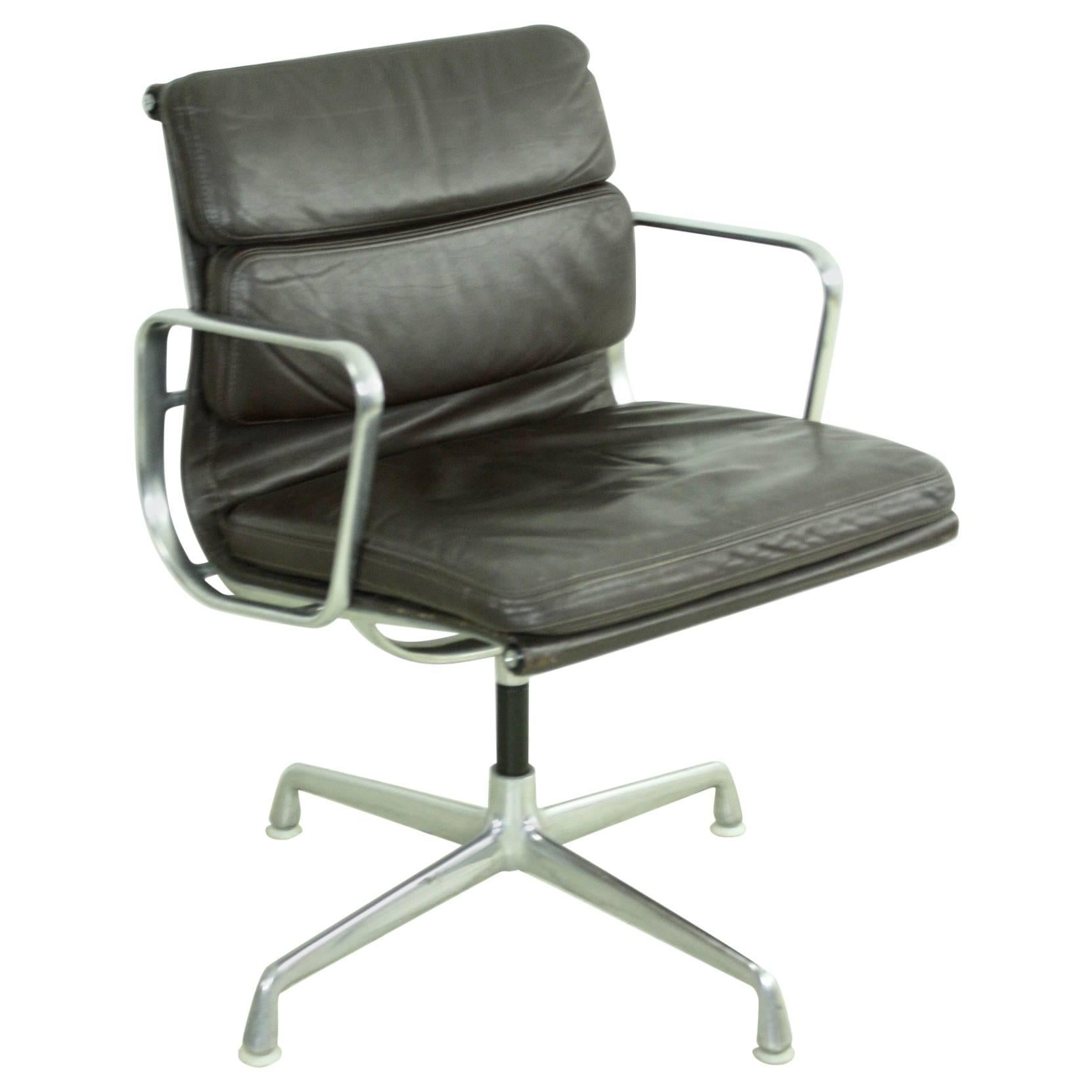 Charles Eames for Herman Miller Dark Brown Leather Soft-Pad Aluminium Group Chai For Sale