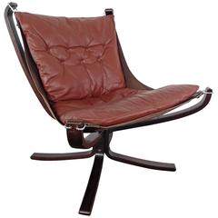 1970s Low Back Chestnut Brown Leather and Rosewood Sigurd Resell Falcon Chair