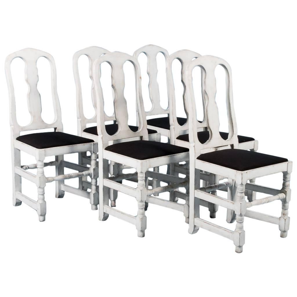 Ensemble de six chaises d'appoint suédoises anciennes peintes en blanc en vente