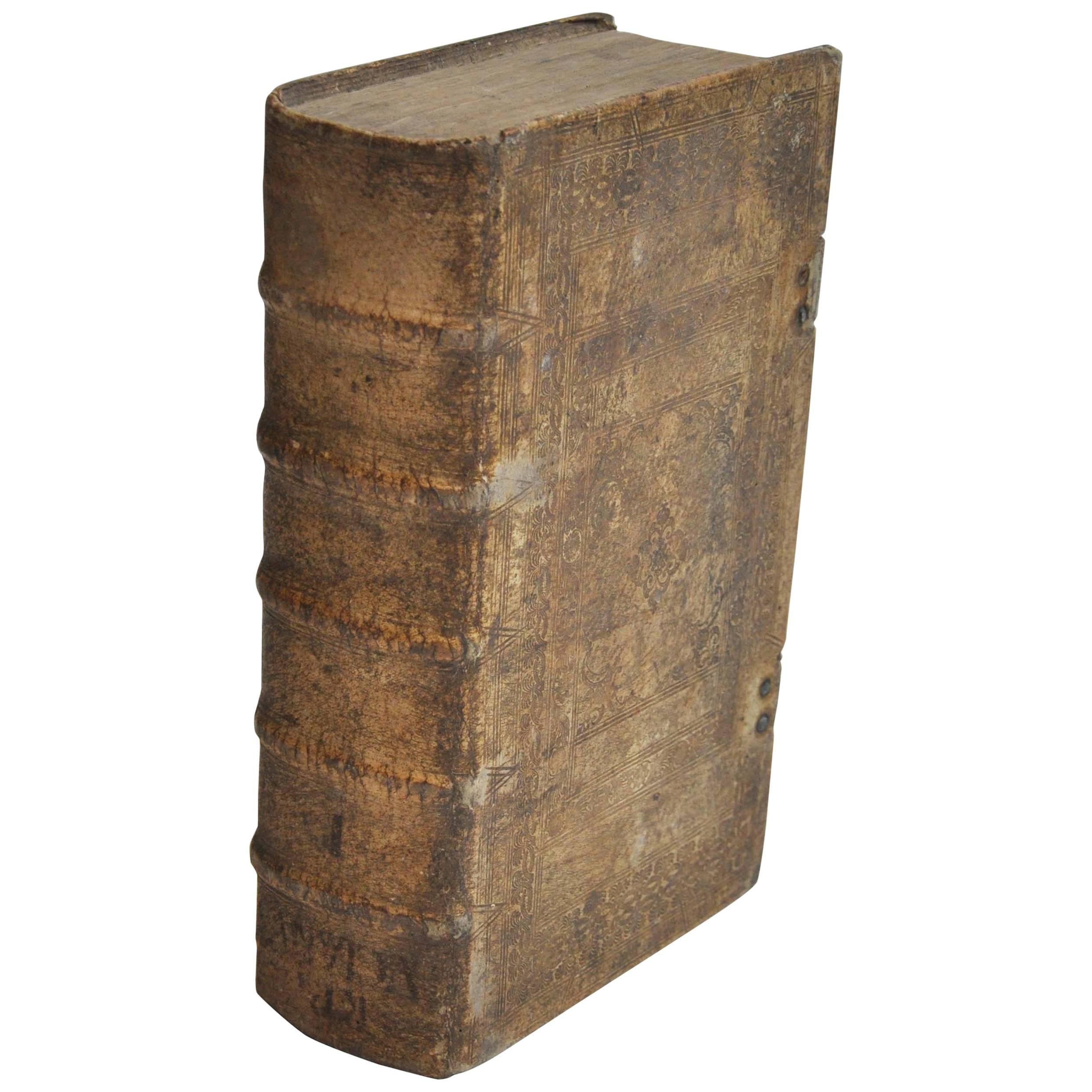 Livre européen en Vellum du 18ème siècle avec de belles boucles en étain