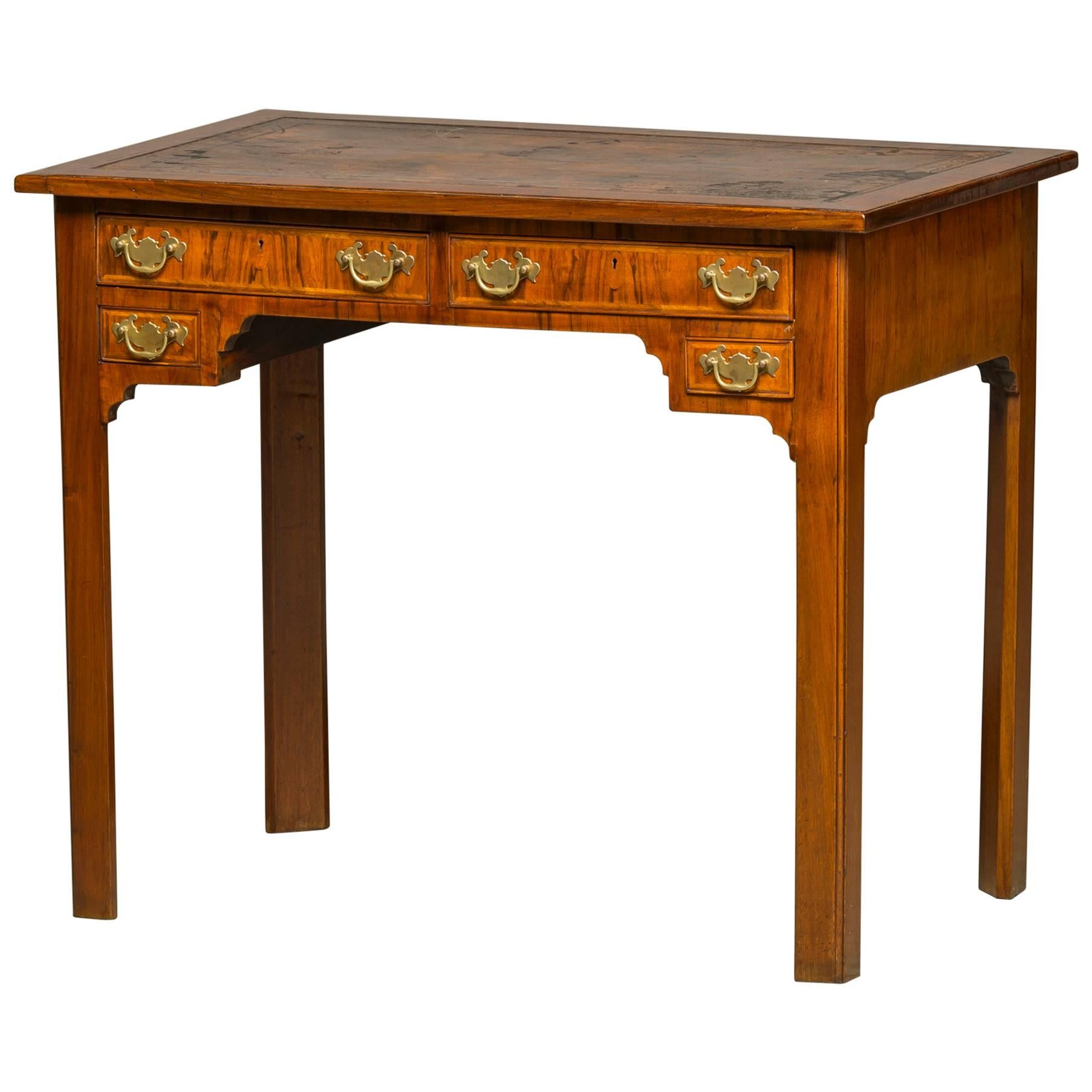 Petit bureau élégant Lady Desk du milieu du XVIIIe siècle de style George II en vente