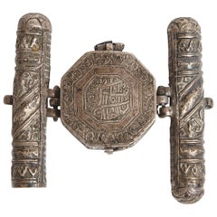 porte miniature de talisman islamique en argent repoussé du 19ème siècle