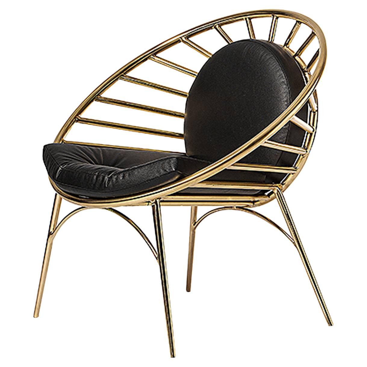 Cosmo-Stuhl mit röhrenförmiger Messingstruktur und Lederkissen