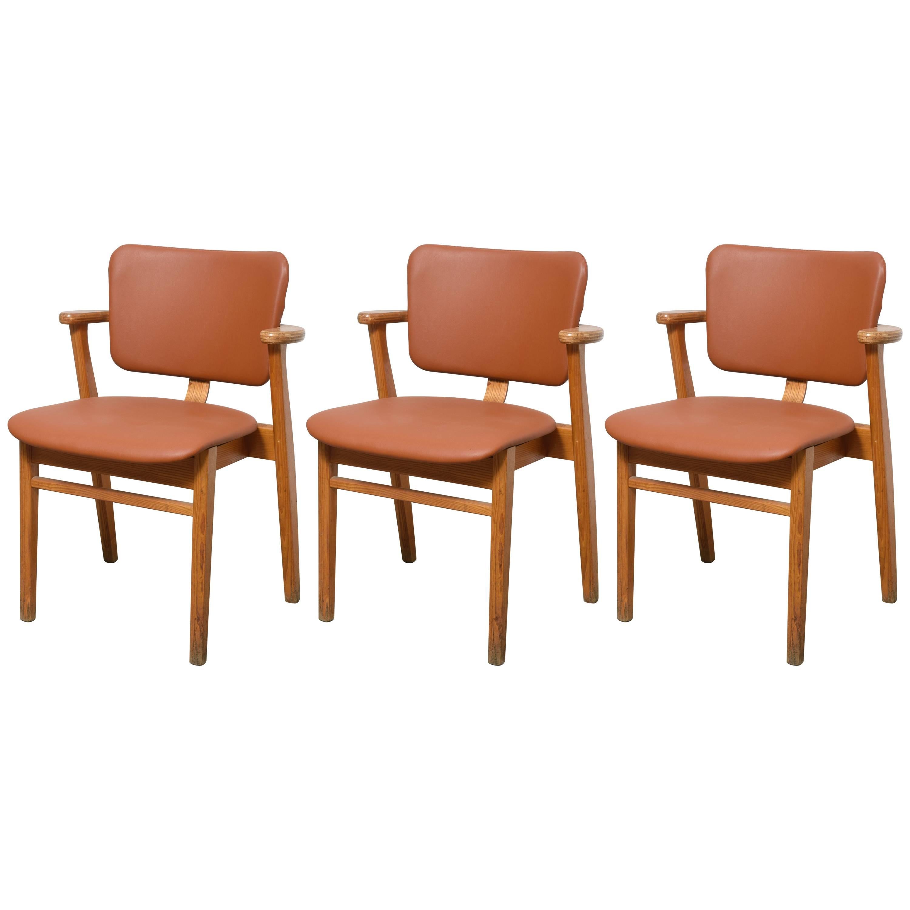 Ensemble de trois fauteuils Domus d'Ilmari Tapiovaara, Finlande en vente