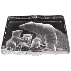 Sculpture suédoise en dalle de cristal sculpté représentant des ours polaires