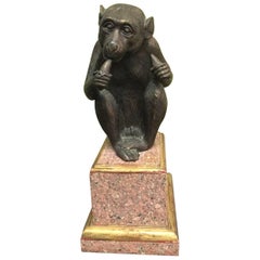 Singe en bronze sur piédestal en granit / bois par Theodore Alexander