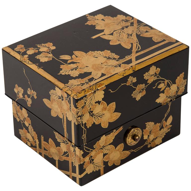Edo Japanese Lacquered Incense Box For Sale at 1stdibs