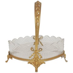 Merveilleux panier avec centre de table français en cristal festonné et pieds en bronze doré en forme de nœud papillon
