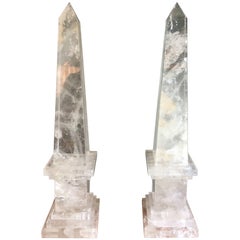 Importante paire d'obélisques en cristal de roche sur des socles à gradins carrés