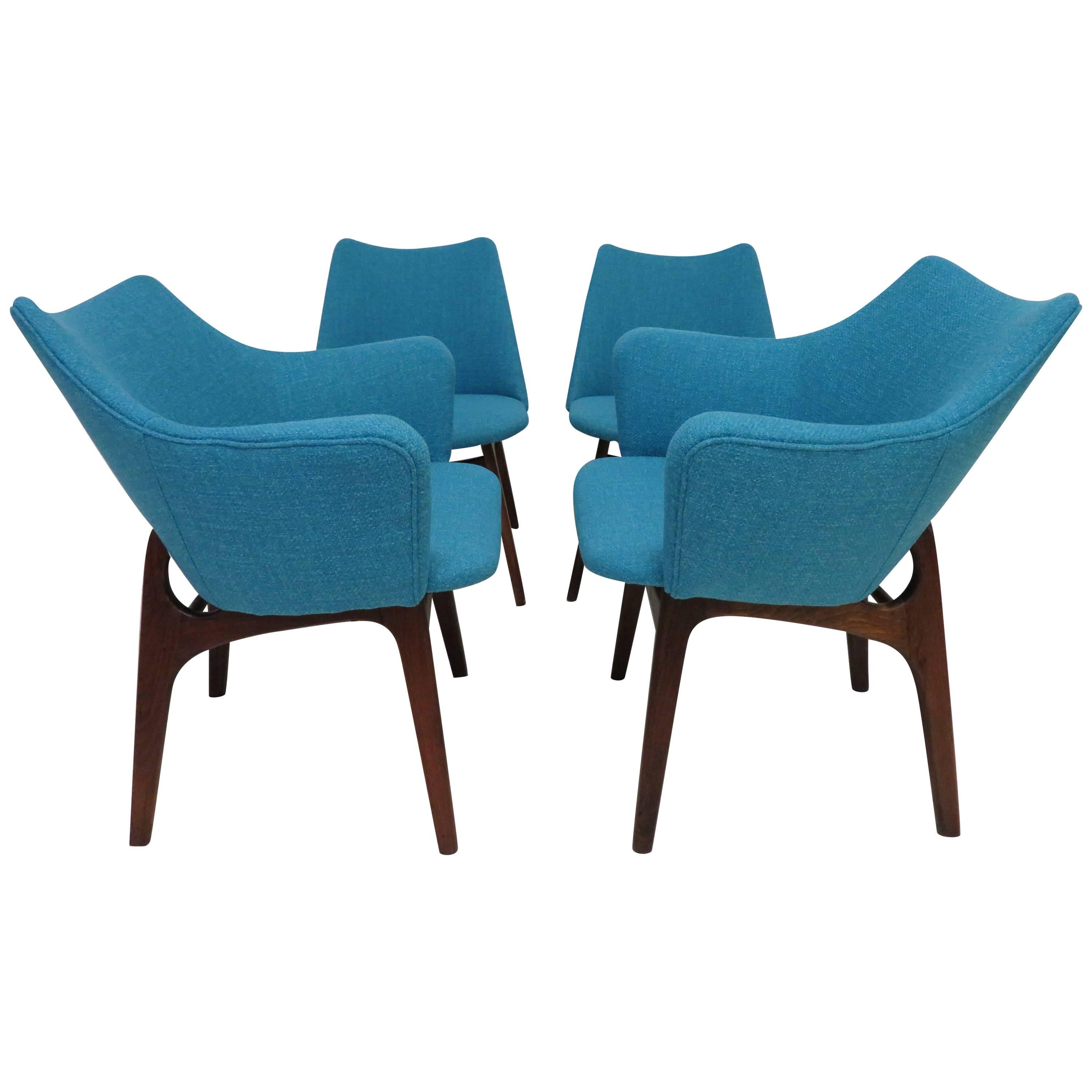 Ensemble de quatre chaises de salle à manger sculpturales Adrian Pearsall en noyer en vente
