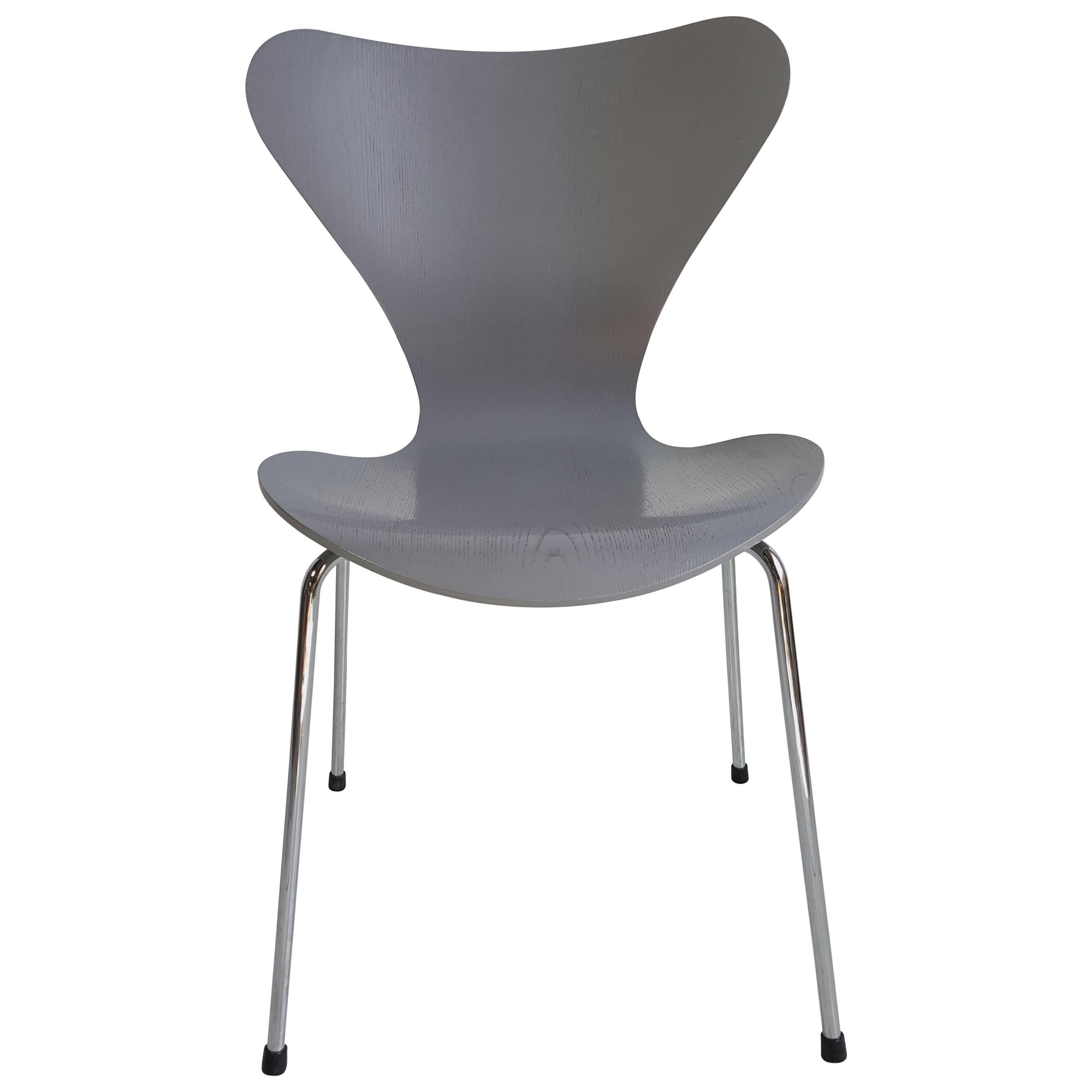 Classic Modernist Side Chair, Series 7 by Arne Jacobsen, Fritz Hansen For Sale