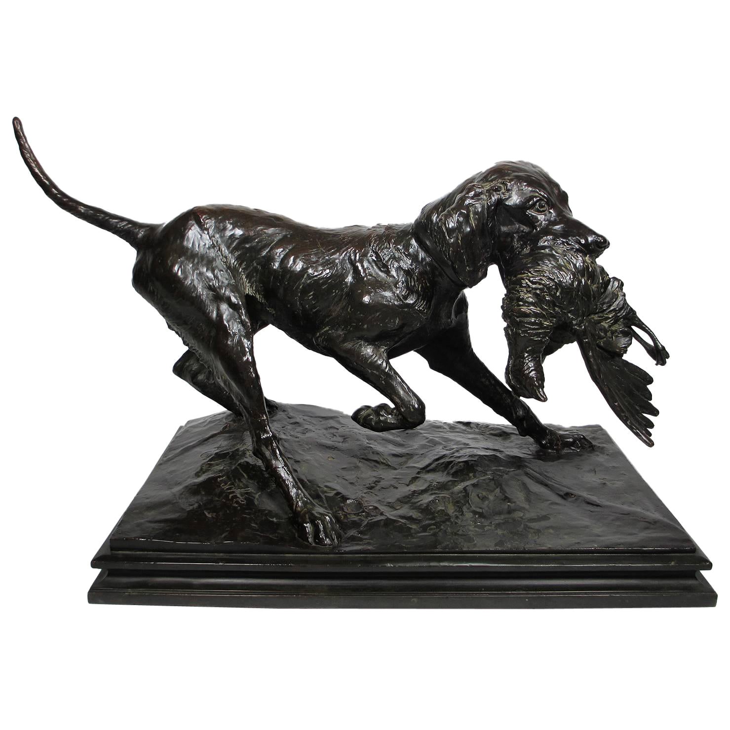 Sculpture de chasse d'Emil Wünsche représentant un chien courant et une proie faisane